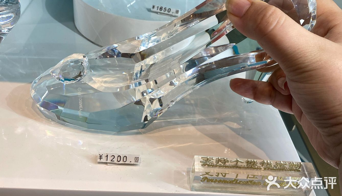 5斤重的水晶鞋[呲牙]难怪会掉