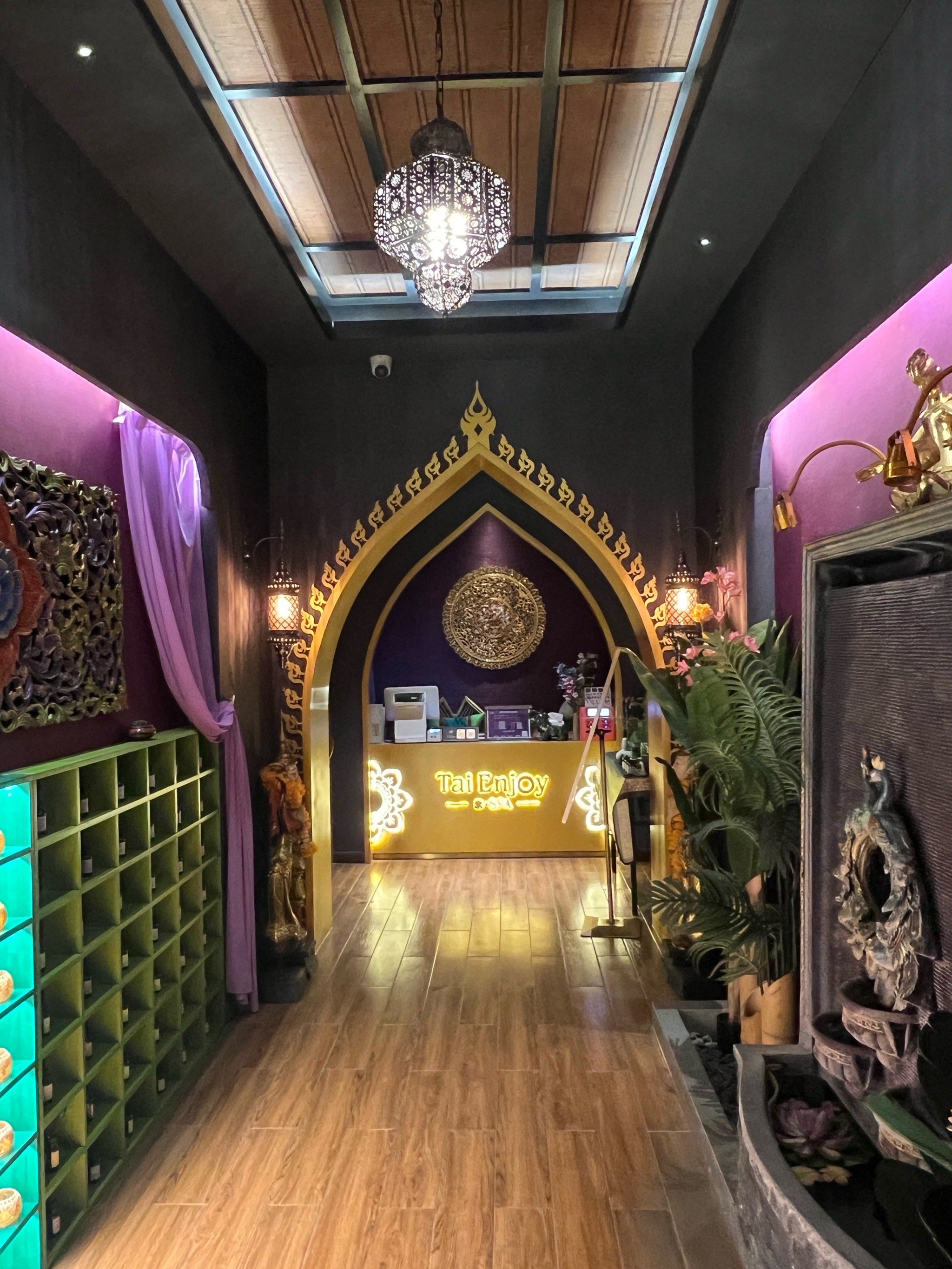 门店装修的很有泰式风格.到店后先换了鞋然后在一楼洗脚