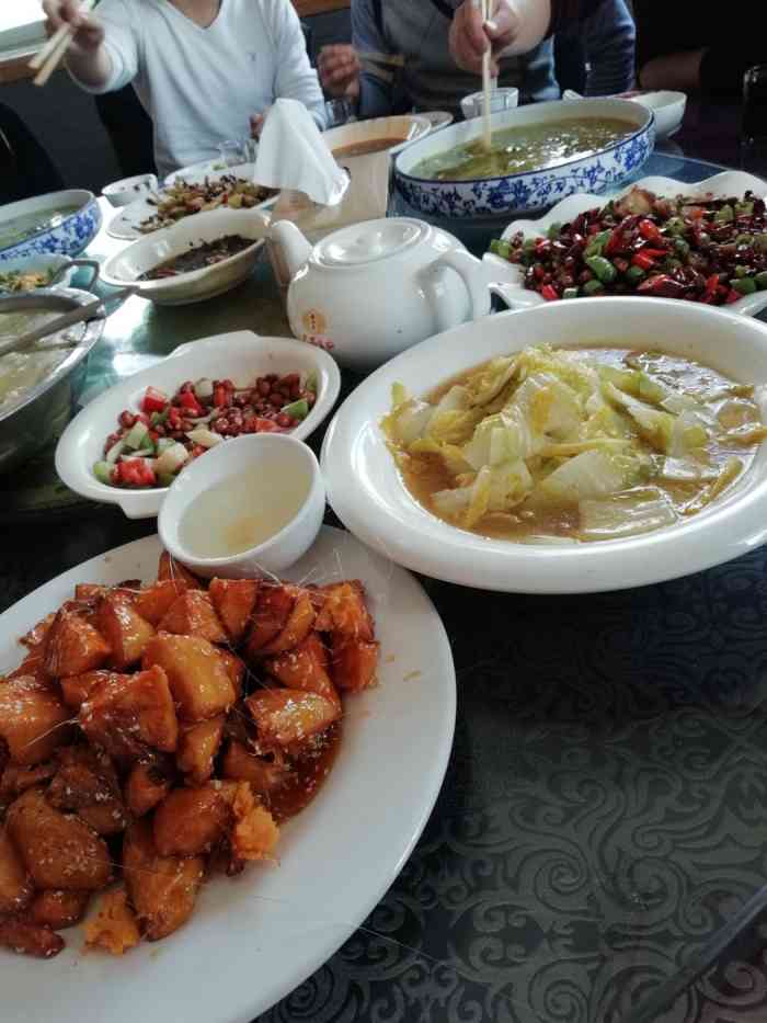 巴蜀食府-"偶然逛街发现此处,门口通道和路边均有车位.