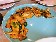 野芫荽炒牛肝菌-半山腰·云南菜(侨福芳草地店)