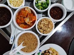 制作沾水的调料-朝伟清真铜瓢牛肉馆(三十年老·店)