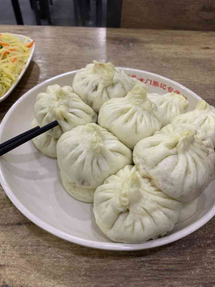 在天津街头小巷最常见的还是二姑包子和各种张记包子铺.