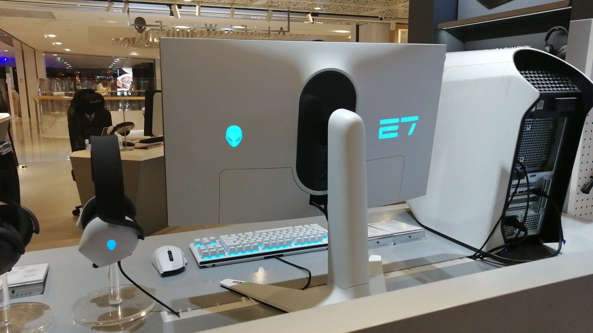 外星人的显示器,也太帅了吧,后面的灯光真的是太爱了