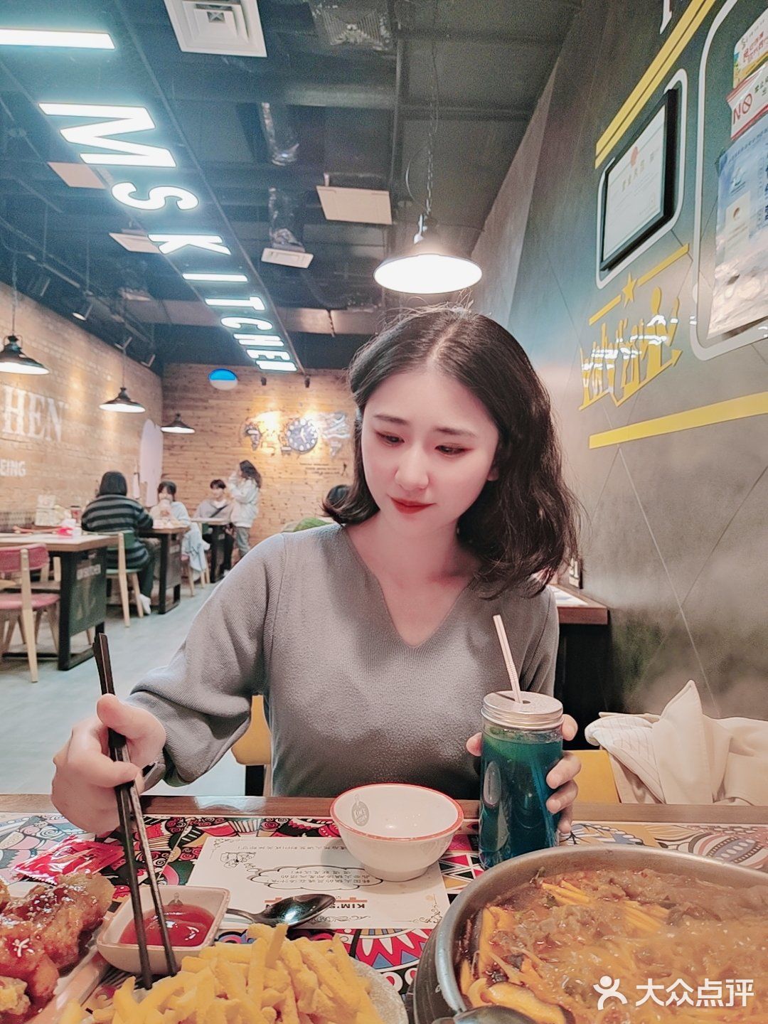 这家店连服务员都是韩国帅欧巴！我要一口一口吃掉你。