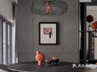 这是在厨房起居室公共区域中间一个塔架，在视觉上和技术