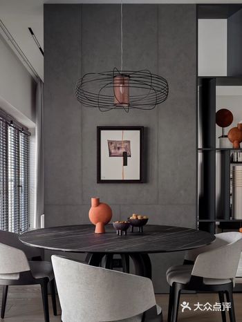 这是在厨房起居室公共区域中间一个塔架，在视觉上和技术