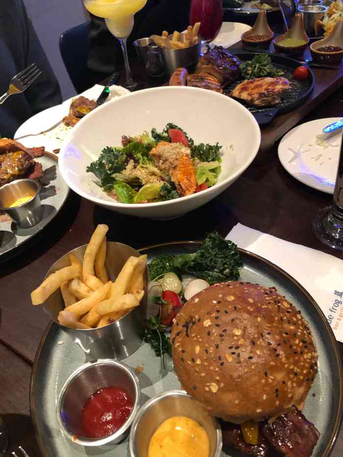 bluefrog蓝蛙(好世界店)-"三里屯 国贸都吃过了,一直很喜欢餐厅的氛.