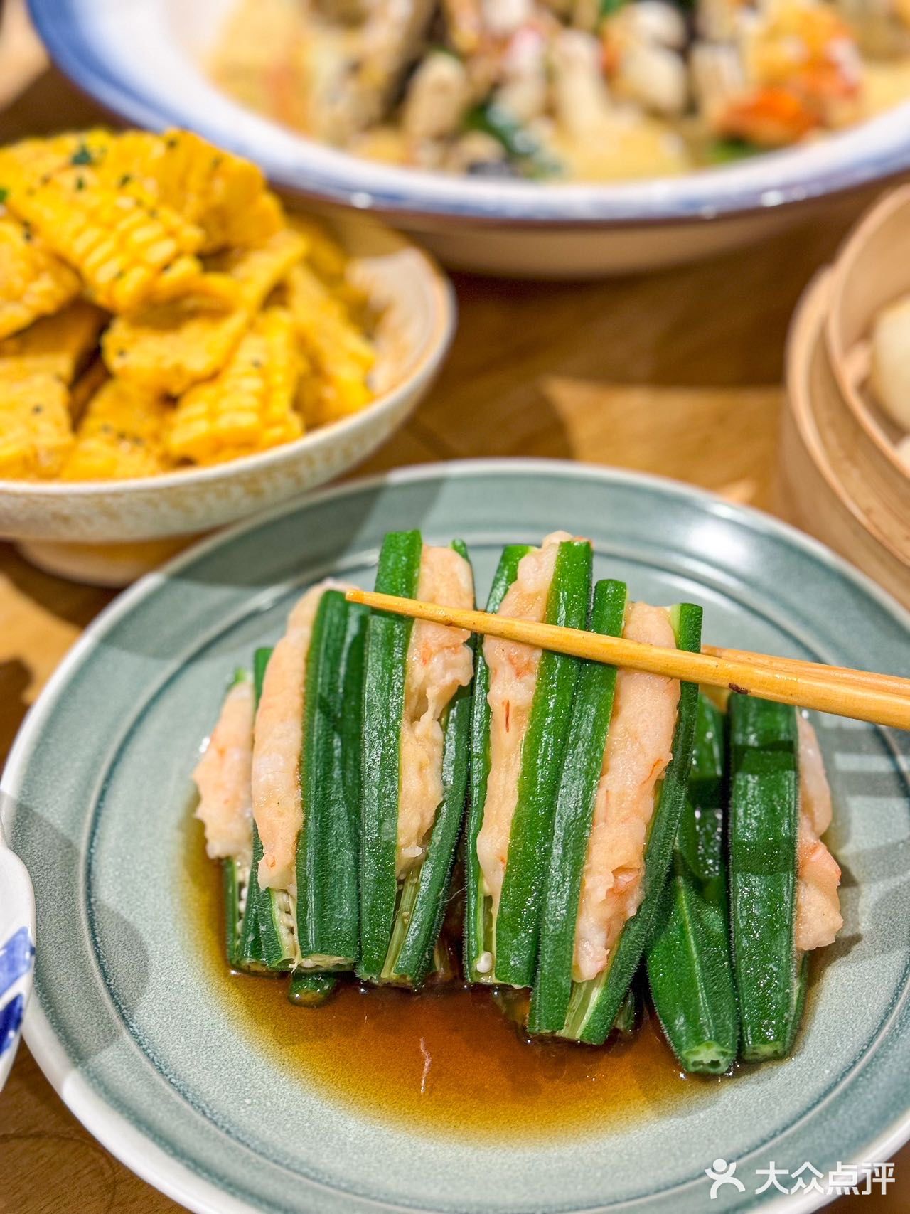 席地而坐啃大闸蟹！在这里吃饭就是舒坦