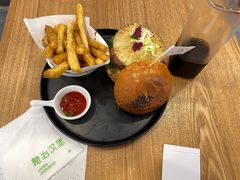 牛肉菠萝芝心汉堡-龙治汉堡(中华城店)