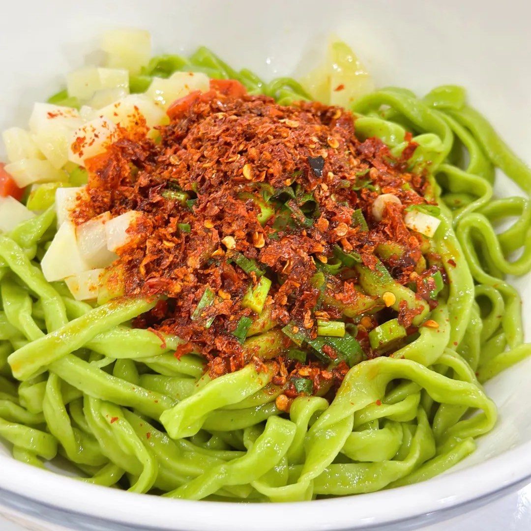 菠菜面很好吃,素臊子配着油泼辣子拌着面吃很香,再来一瓣蒜,简直吃得