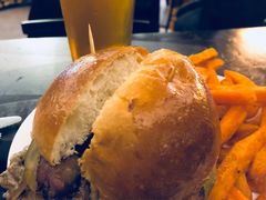 培根奶酪汉堡-瑞食酒馆 La Taverne Suisse