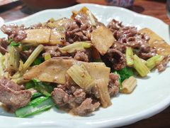 姜片香芹炒黄牛肉-秋色客家菜(南山店)