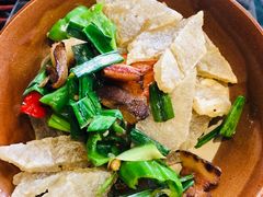 苕粉土豆粑炒腊肉-山间农家