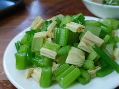 芹菜腐竹-宝瑞门钉肉饼店