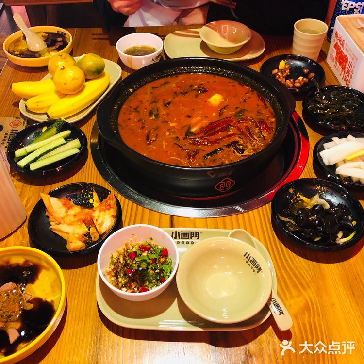 第一次吃酸菜火锅，味道还不错，地方也挺好找的