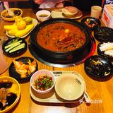 第一次吃酸菜火锅，味道还不错，地方也挺好找的