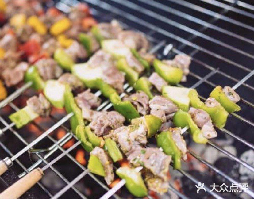 原来生活除了诗和远方，还有烧烤和啤酒