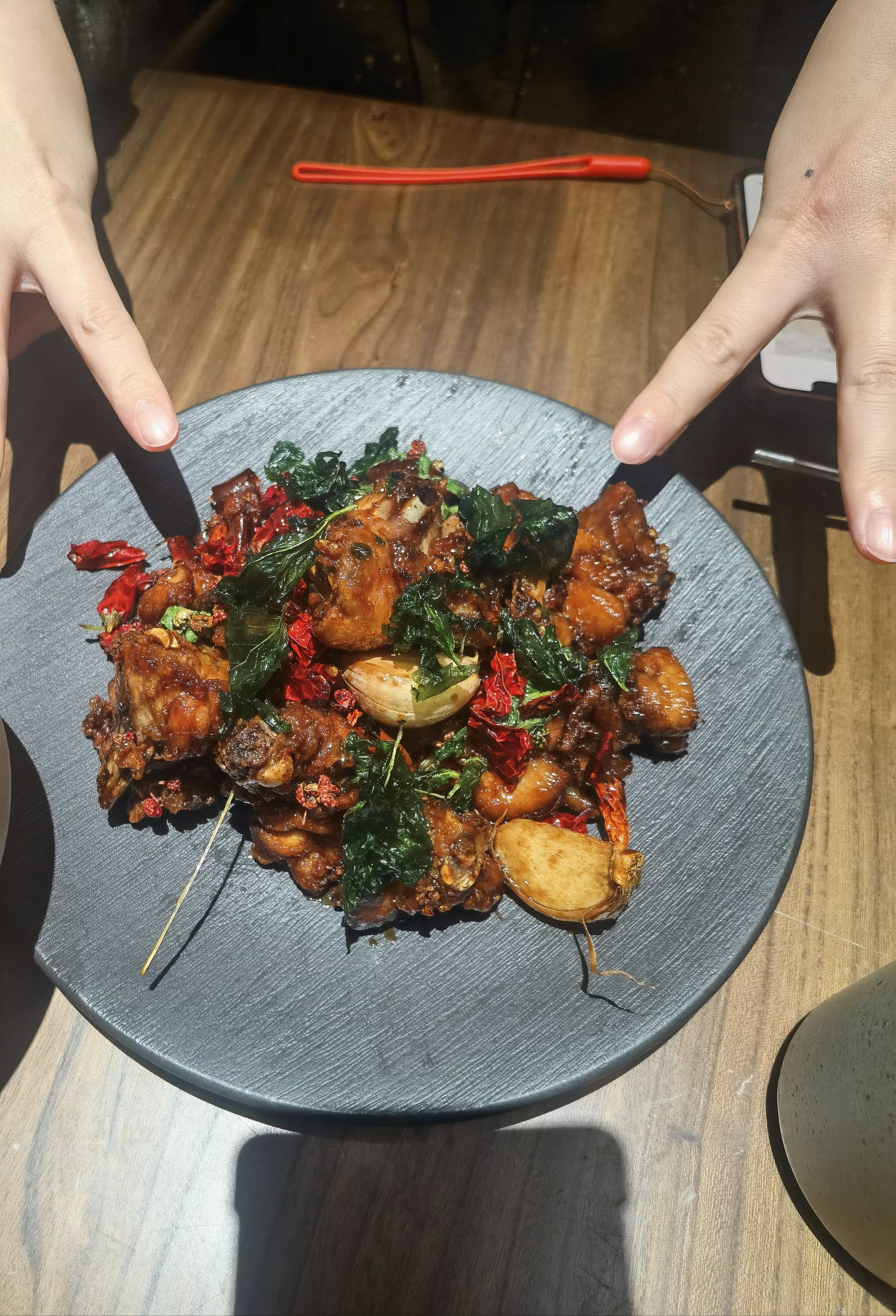 推荐云贵薄荷鸡,酸酸甜甜很开胃,店内气氛很好