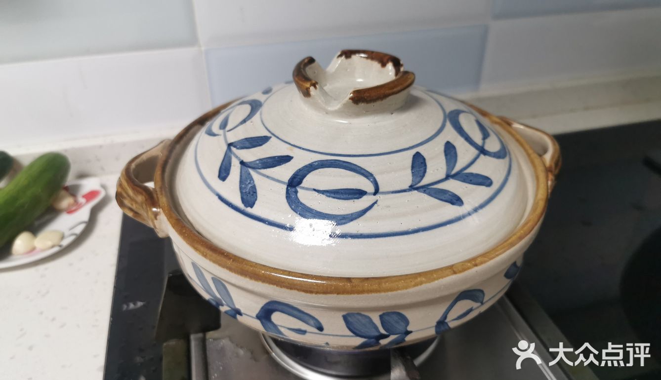 少量多次加水，反复抓嫩牛肉，吸饱水分后少许油封住