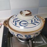少量多次加水，反复抓嫩牛肉，吸饱水分后少许油封住