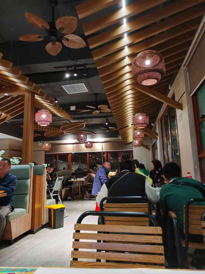 兴隆南洋风味-"这家就在马路边,万宁很好停车,街边有停车.