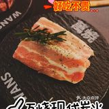 因为这里的服务员是最不像服务员的了