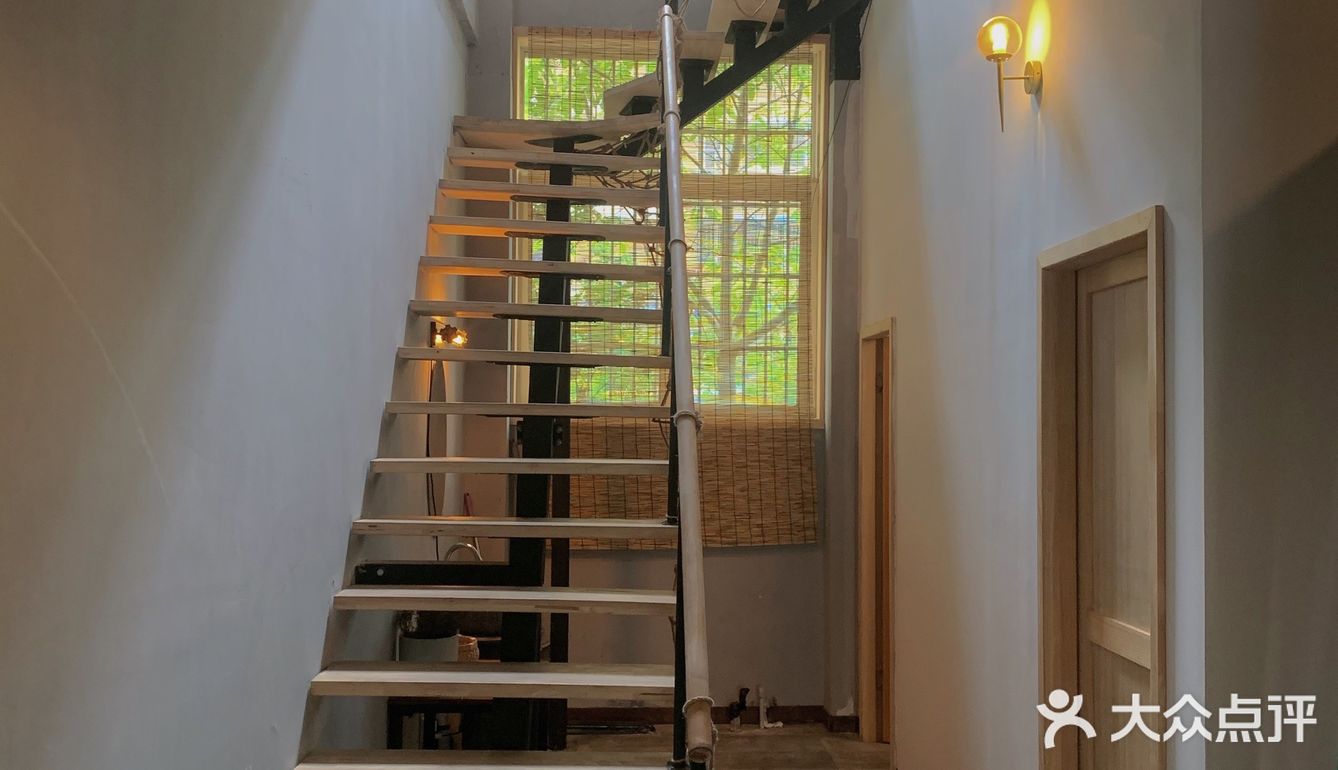 一家藏在街边的氛围感咖啡店 <馆儿>