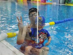 -蓝鲸奇亲子游泳俱乐部