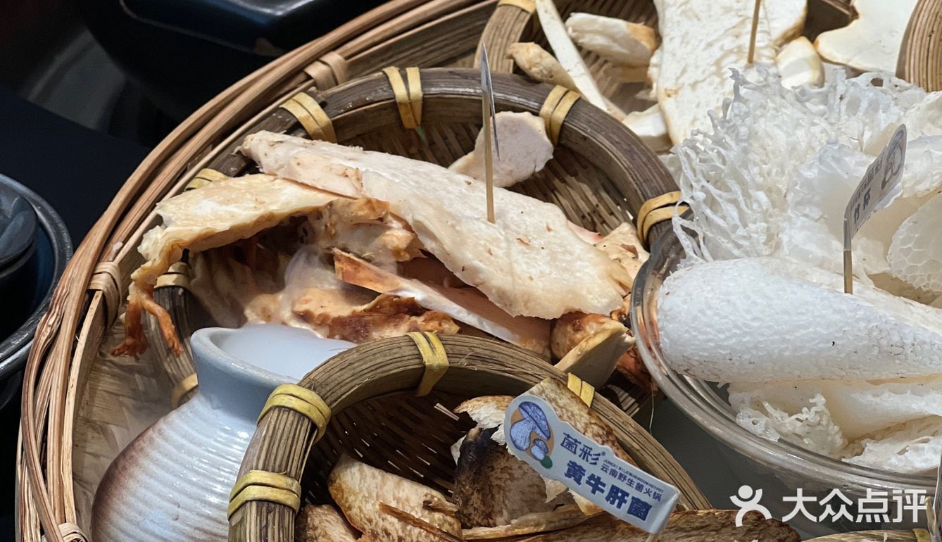 吃菌火锅呢，当然要吃当地的品牌