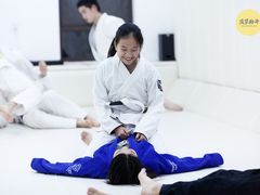 -菠萝格斗巴西柔术训练馆