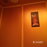 牛眼肉和五花肉肥瘦相间，经服务员的烤炙，香气扑鼻