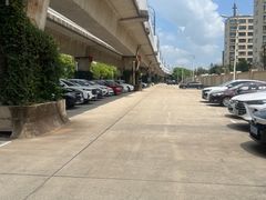 -佘山地铁站-停车场