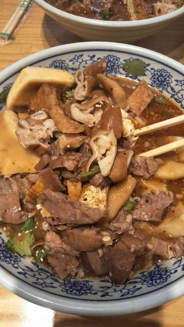 裡面有燒餅,79腸,豬肺,滷豆腐,點綴香82和蒜末