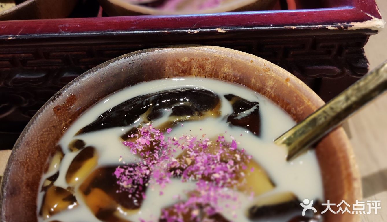 第一次喝藏茶，有点像沱茶，第一次吃藏区点心，感觉就像米花糖