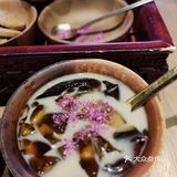 第一次喝藏茶，有点像沱茶，第一次吃藏区点心，感觉就像米花糖