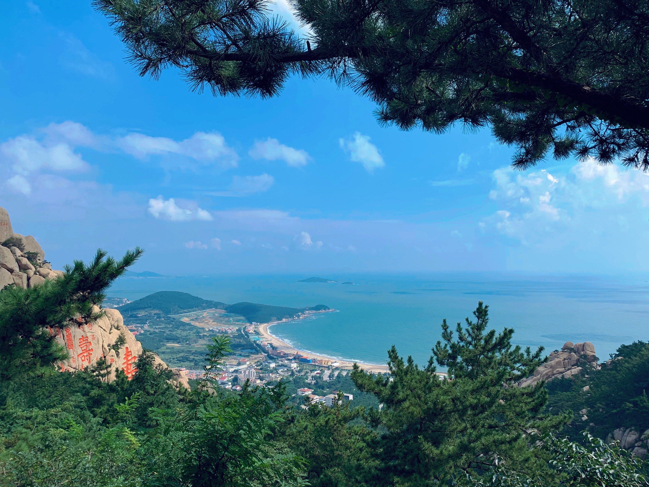 这次刚好朋友来青岛旅游,陪着来崂山一日游,坐索道上来沿路风景很美