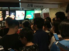 等位区-麦当劳(展览路店)