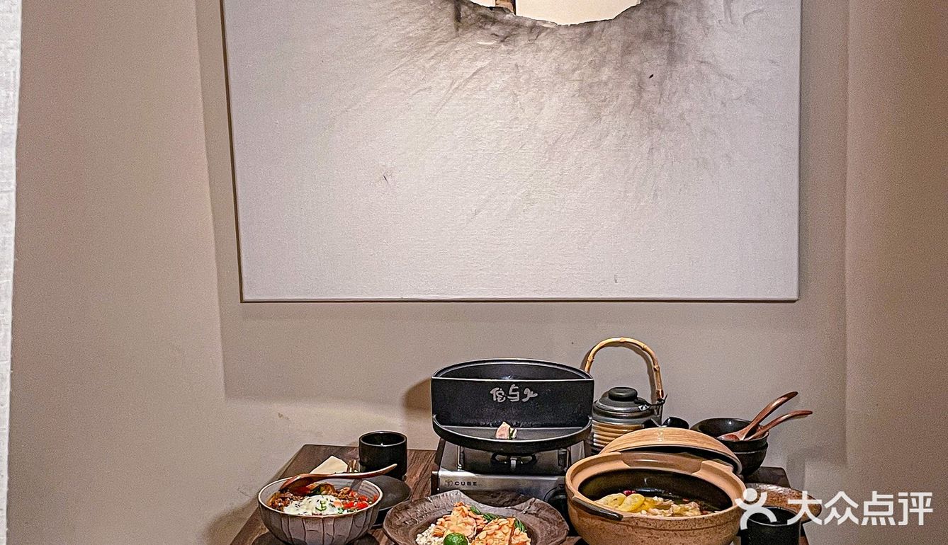 万象城这家中式料理店完全就是侘寂主题的艺术展！