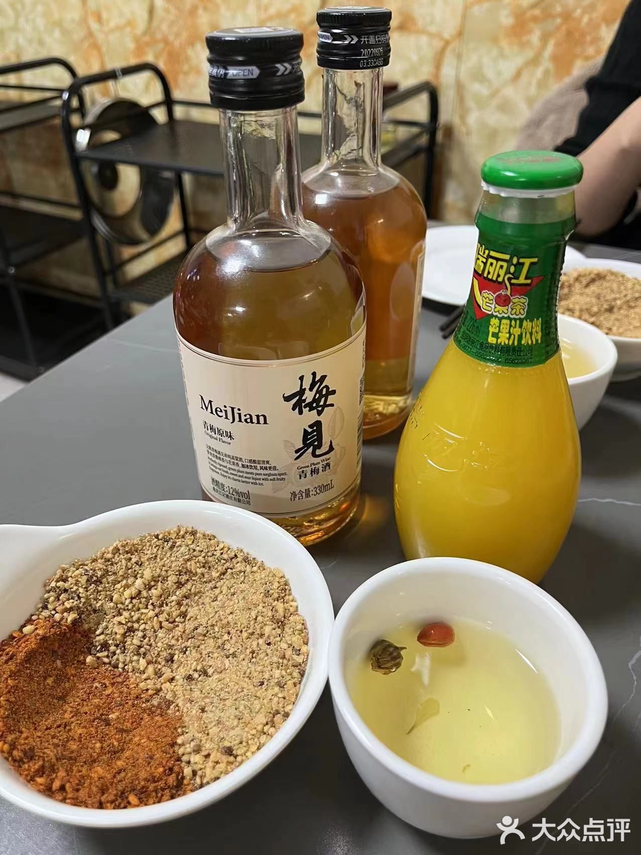 蒲公英丽江石板烧烤甘家寨店的招牌菜品，真是让人垂涎欲滴！