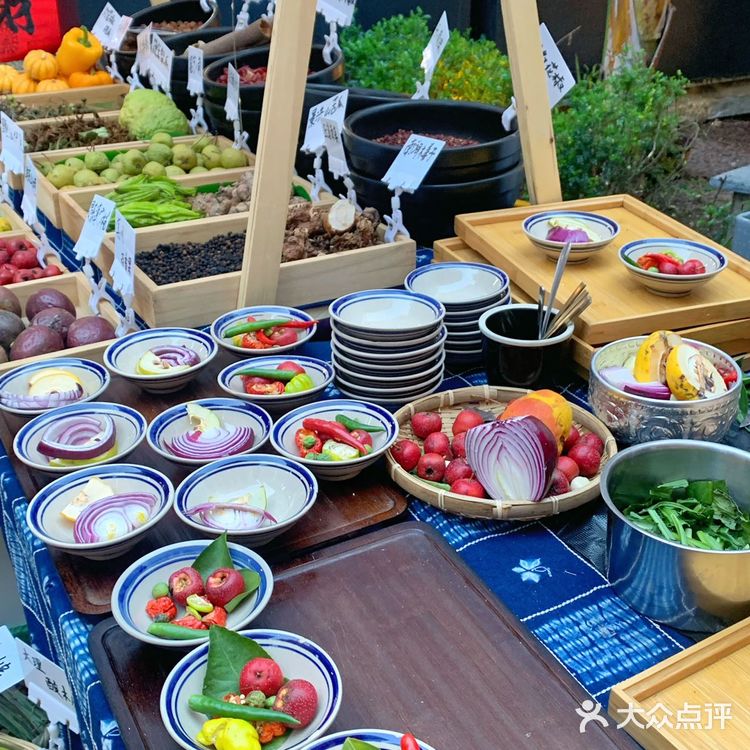 在大理喜洲!几十种现舂佐料火锅 酸汤火锅?