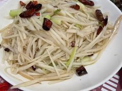 蒜苗炒藕丝-辣螃铠盆盆蟹大排档(海昌店)