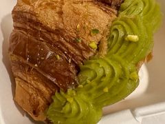 爆浆开心果牛角包-BUTTERFUL&CREAMOROUS 黄油与面包(中山公园龙之梦店)