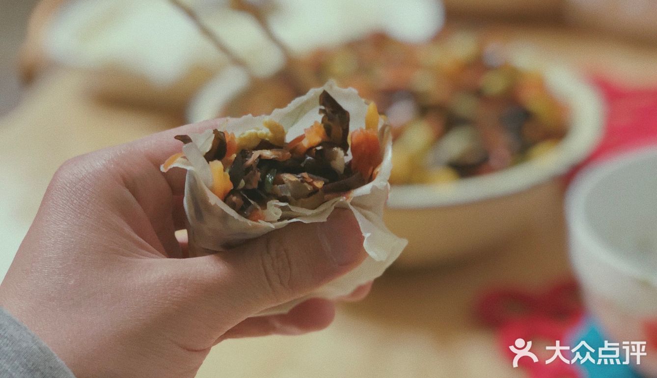 蒸大概8分钟左右就好了。蒸好的饺子皮去出来凉一下