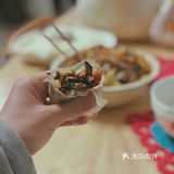 蒸大概8分钟左右就好了。蒸好的饺子皮去出来凉一下