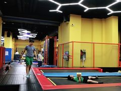-爱蹦iBOON蹦床运动馆(江汉店)