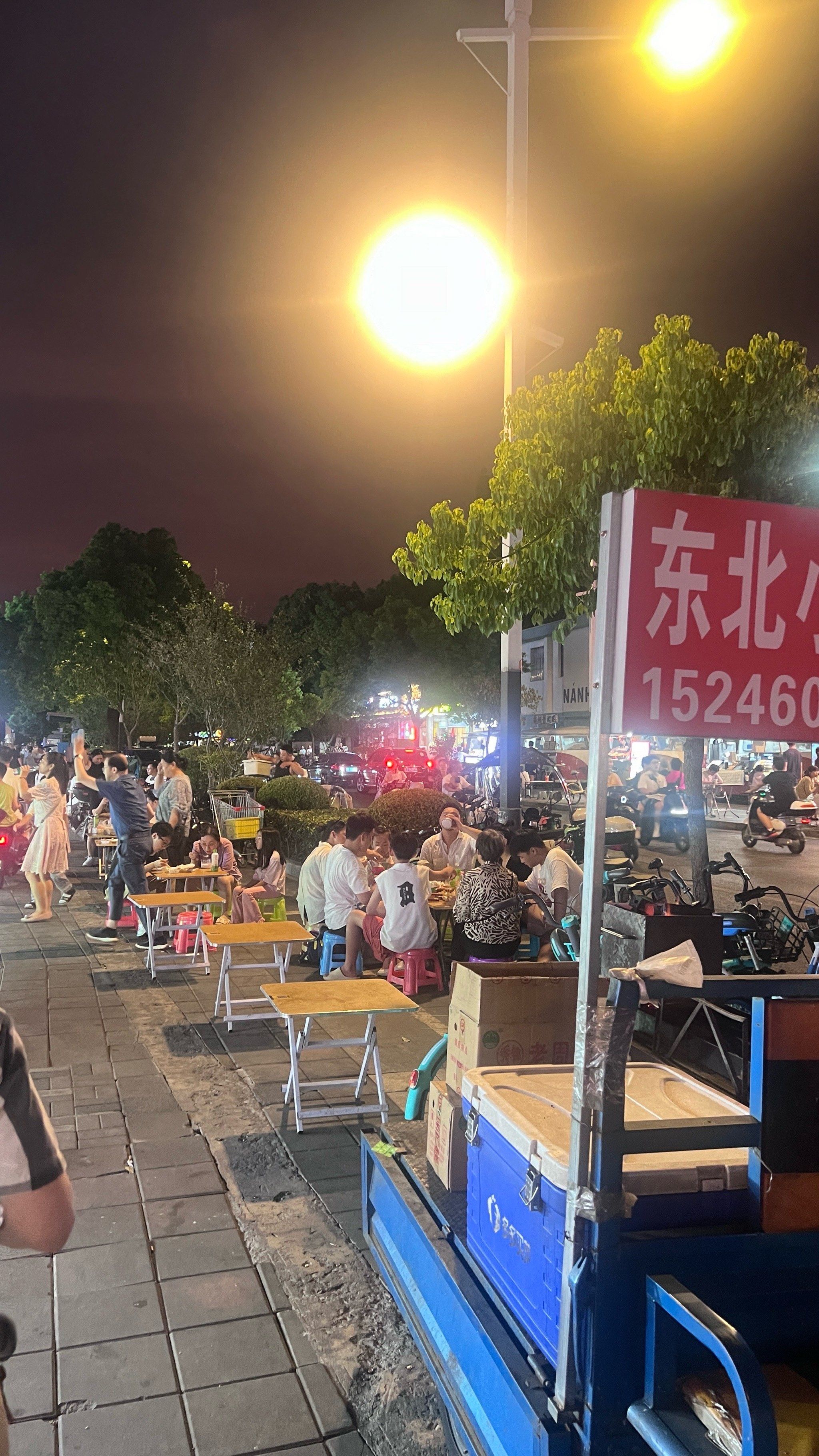 老南京生活区的夜宵一条街