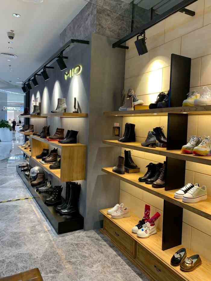 金鹰世界二楼的米奥女鞋,他们家的设计比较繁琐,讲真话我就喜欢这种