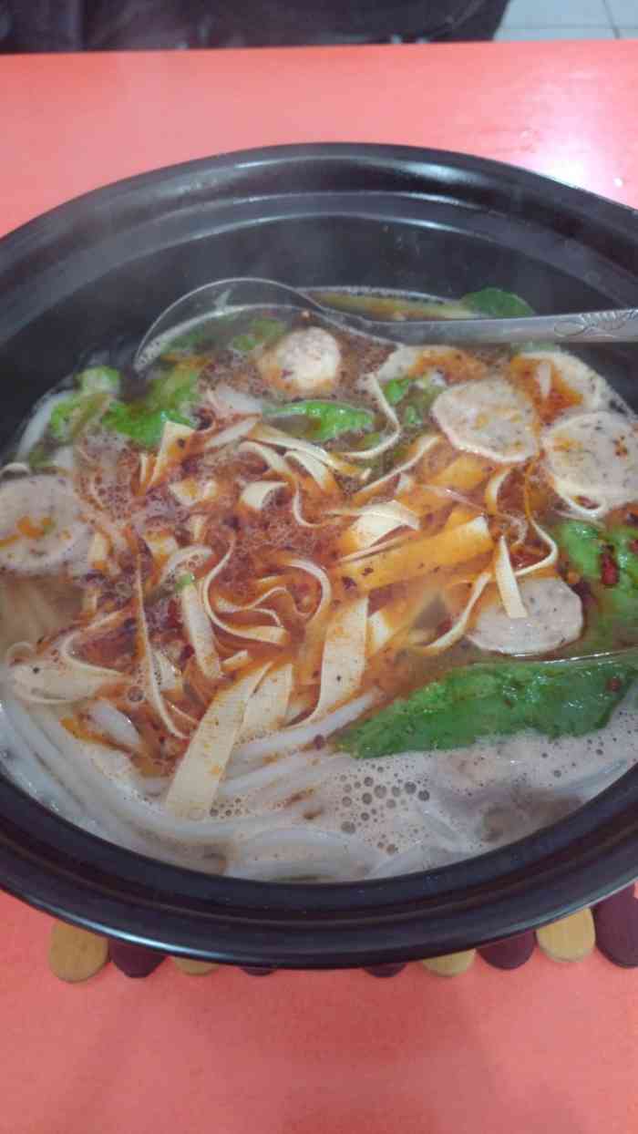 但没有网络可以使用,荤菜要的甜不辣,结果上的却是香菇丸,跟她说弄错