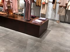-URBAN REVIVO(高德置地广场·春广场店)