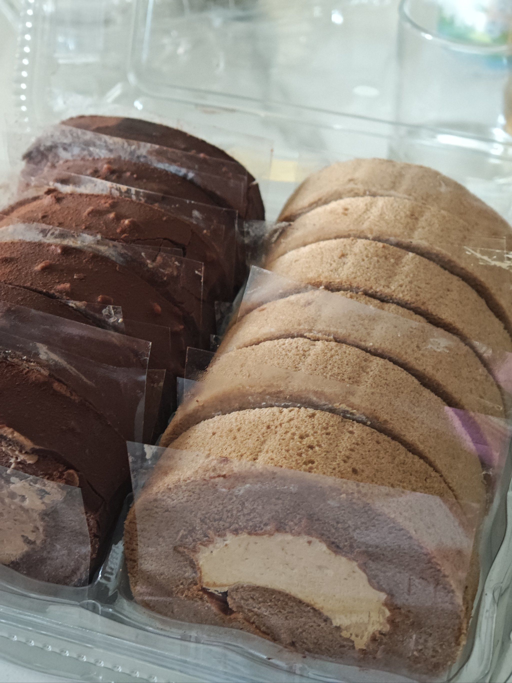 外层有一层脆脆的皮,里面夹着榛子粒,吃起来有点像童年吃的巧丽滋冰棍